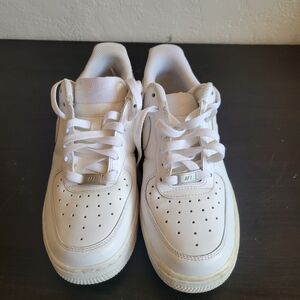 Nike Air Force 1 Low – White
Size 7
